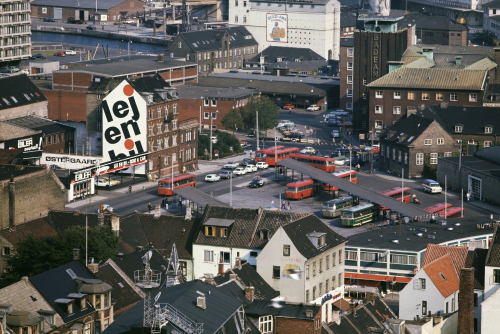 Det er ikke forsvarligt at opholde sig flere steder på den over 60 år gamle rutebilstation i Aarhus Midtby.
