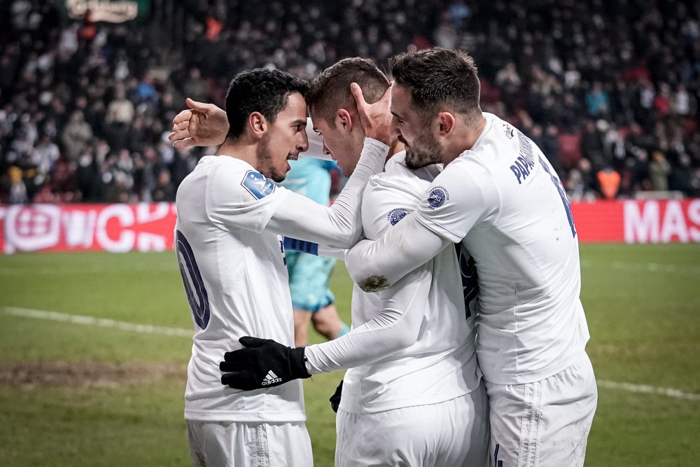 En ny bane fra Holland vil blive leveret og lagt i Telia Parken inden søndagens opgør mellem FCK og Brøndby.