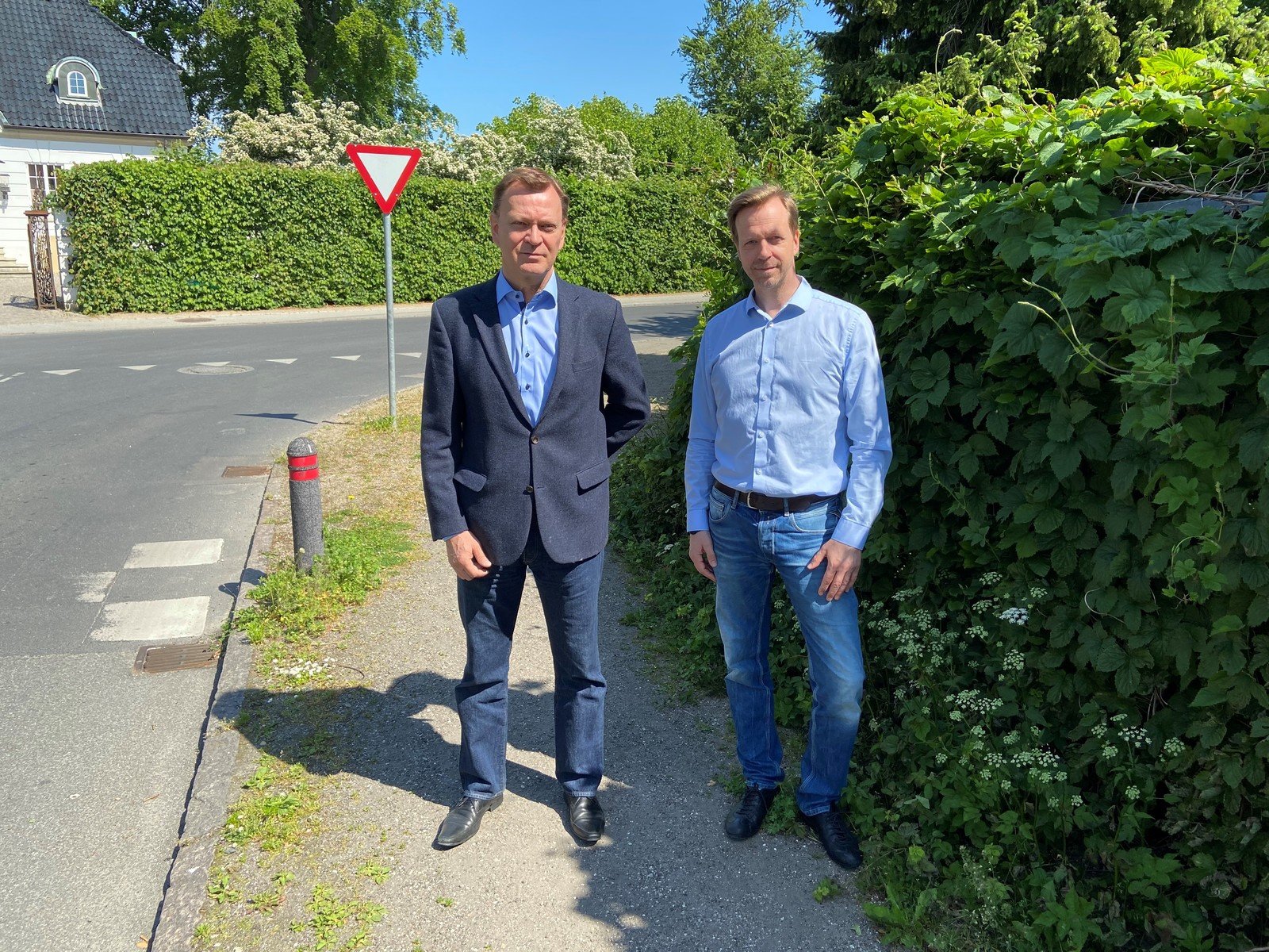 Nye tilflyttere river ned og bygger nyt, større og højere til gene for naboer og til skade for villakvarterne. Holte Grundejerforening mener ikke, at kommunen gør nok. I stedet ser man gennem fingre med ulovligt byggeri. Udvalgsformand uenig i den kritik