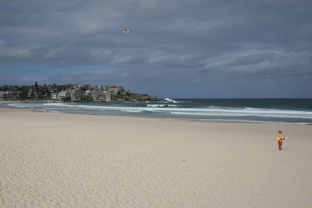 Som et af de eneste lande i verden spiller Australien stadig fodbold. Også selvom to hold er i karantæne.