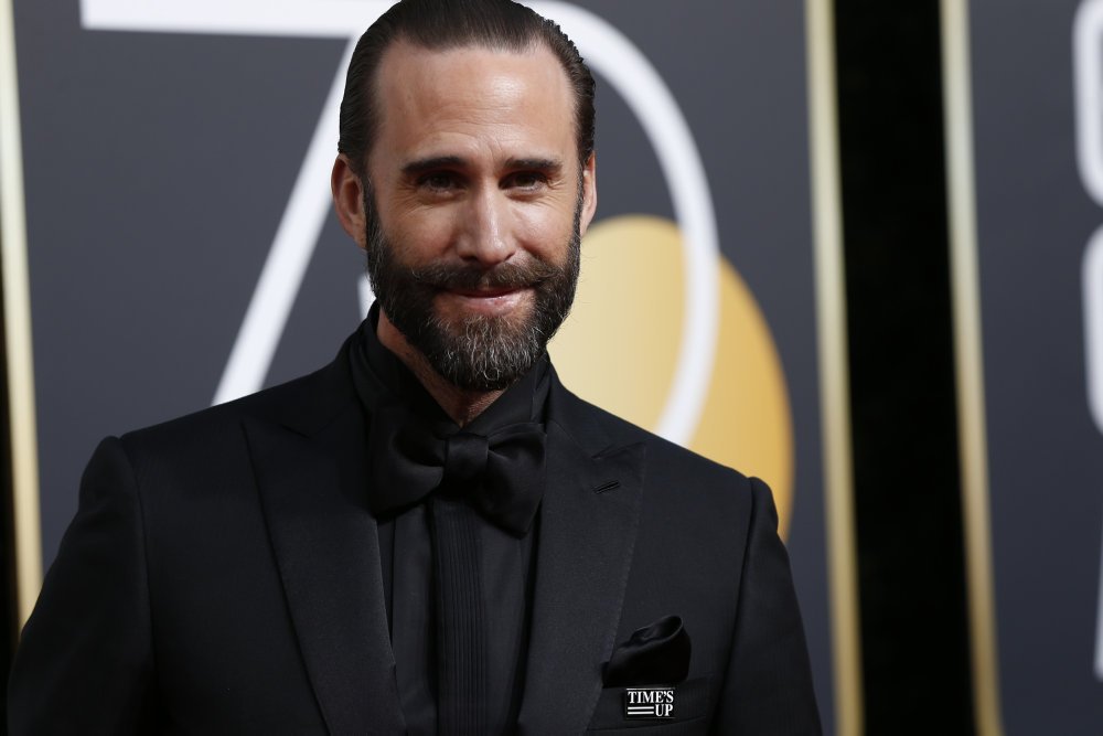 Joseph Fiennes vendte Hollywood ryggen for at stå på de skrå brædder. Nu fylder han 50 år og har genfundet glæden på skærmen som hyklerisk kvindehader.