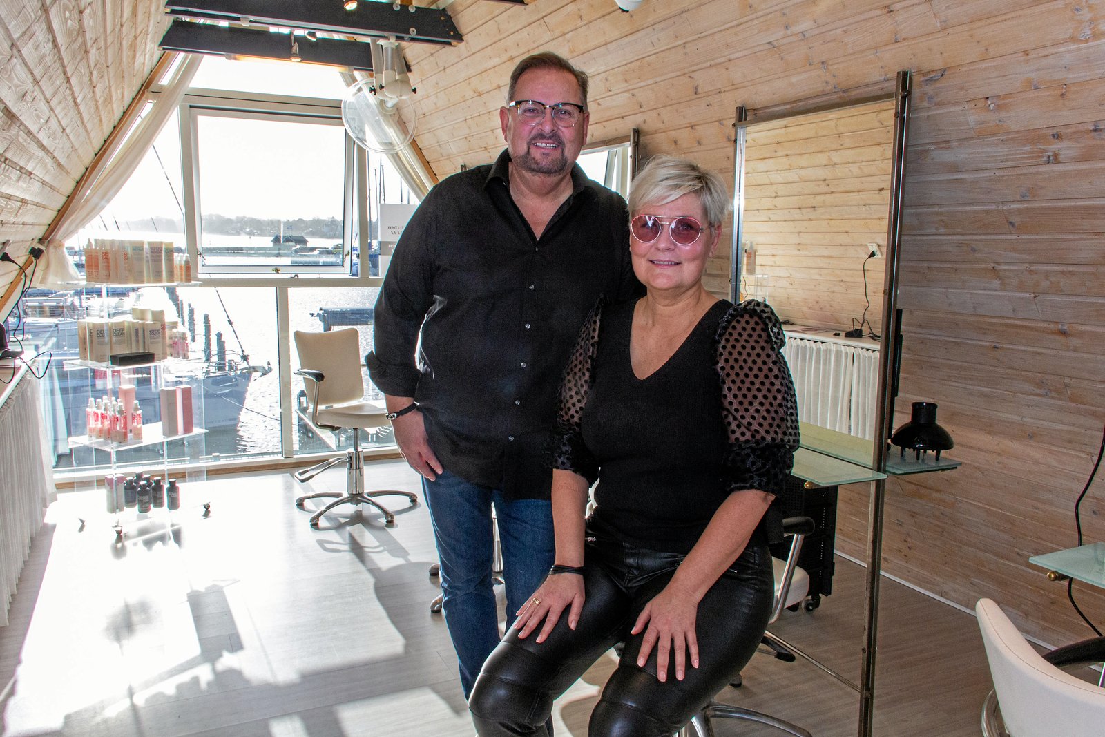 Den 59-årige lokale frisør har åbnet salon på Rungsted Havn og får snart selskab af sin søster Susanne