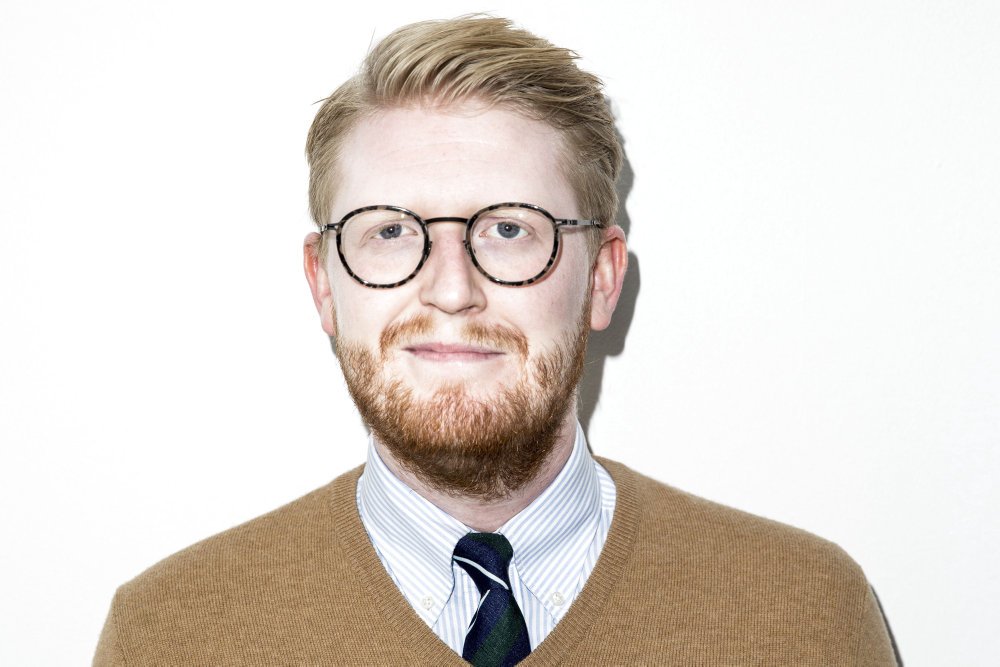 Nikolaj Stokholms første onemanshow solgte næsten 45.000 billetter. I år turnerer han igen med et nyt show, og onsdag den 29. januar fylder komikeren 30 år.