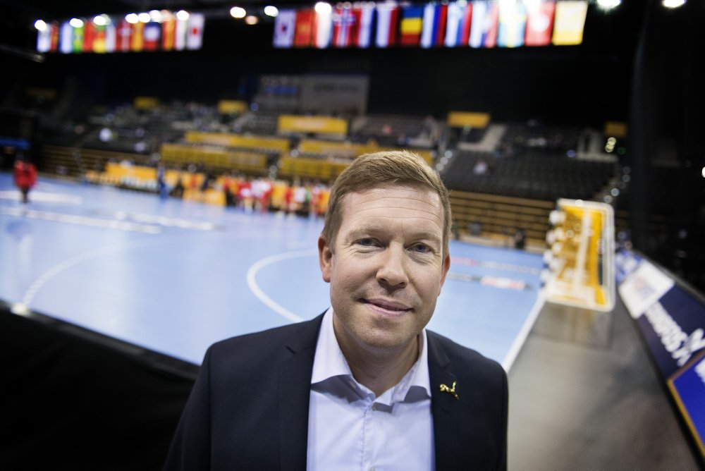 Kvindelandsholdet i håndbold kan få sin første udenlandske landstræner, siger DHF-sportschef Morten Henriksen.