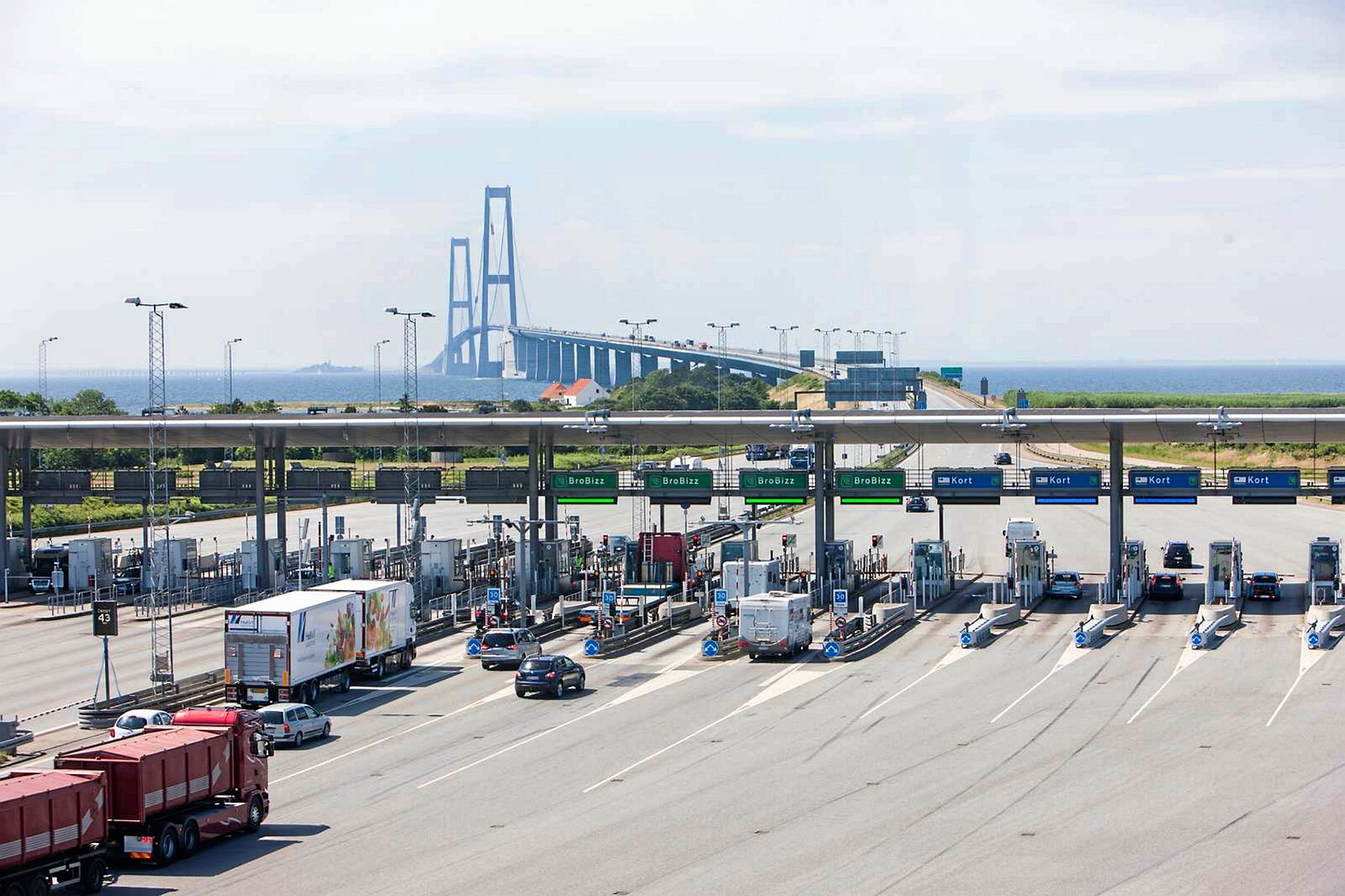 Lastbilchaufføren kørte gennem betalingsanlægget uden at betale.