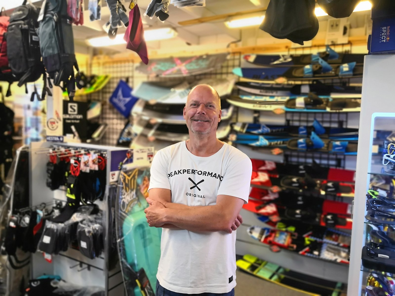 Hos Surf og Ski i er der godt gang i salget af paddleboards og andet vandsportsudstyr