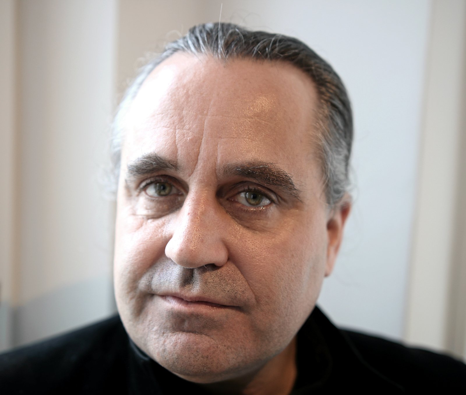 I disse dage opholder den landskendte kunstmaler Thomas Kluge sig i sit sommerhus på Samsø, fyldt med fornyet energi efter 18 års ægteskab med Anna Helleberg Kluge.