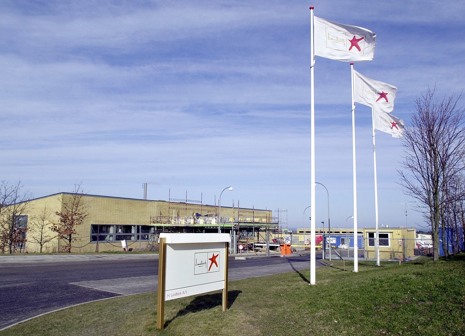 Medicinalvirksomheden hæver forventningerne til 2015 efter nyt milliardunderskud.