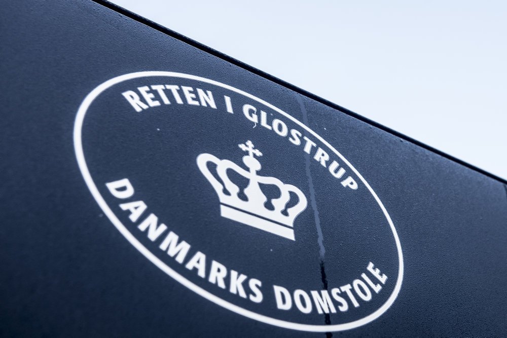 En 43-årige hypnotisør skal i fængsel i tre år og seks måneder for voldtægt og overgreb på i alt ti kvinder.