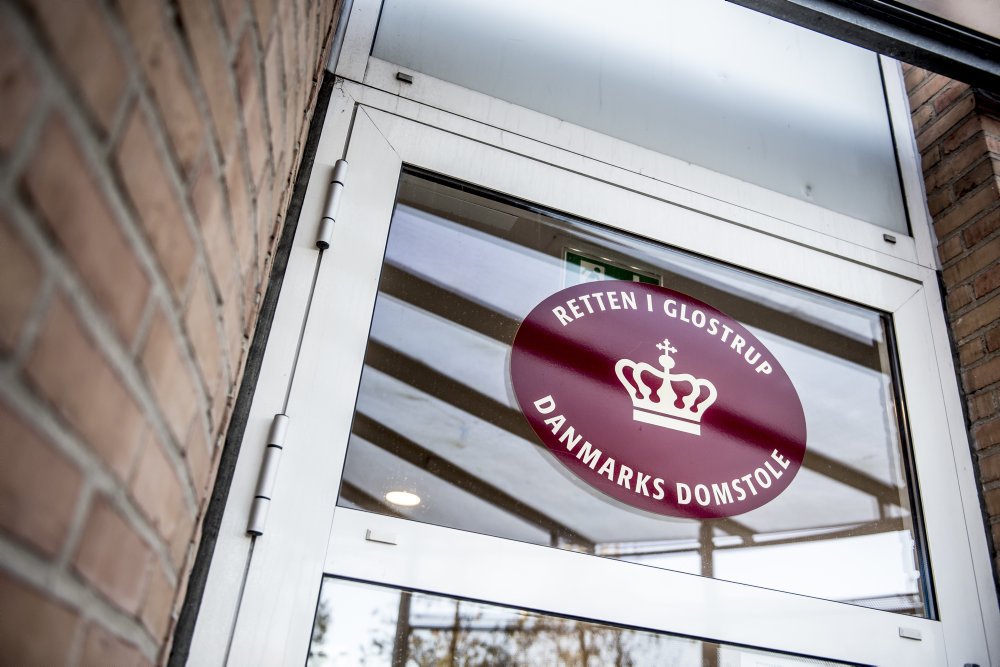 En 40-årig mand nægter sig skyldig i at have haft sex med og vist pornofilm for søstre på fem og otte år.