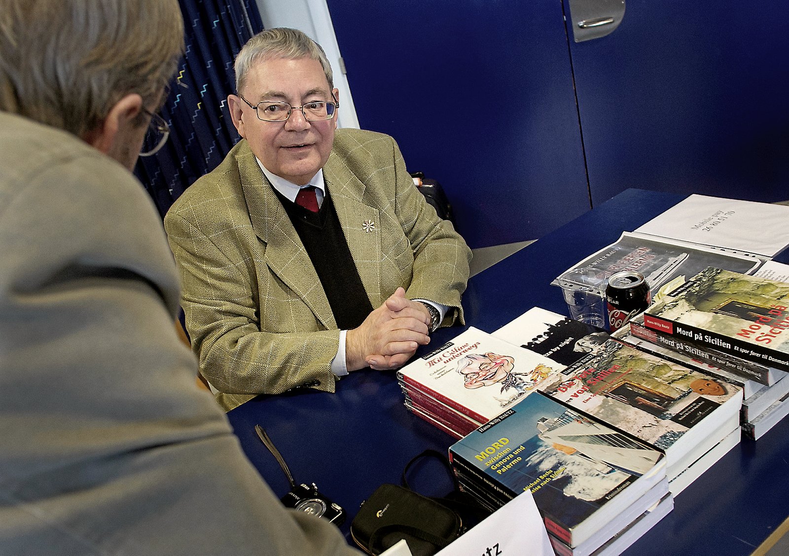 Forfatter Hans-Willy Bautz ved en minibogmesse på Haslev Bibliotek.