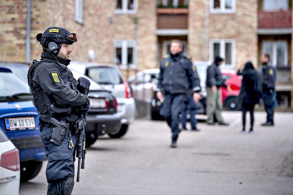 En ung kvinde fik kraniebrud, og hendes kæreste blev blandt andet ramt i ryggen under et økseoverfald lørdag.