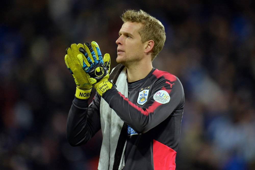 Den danske keeper er blevet valgt til månedens bedste spiller i Premier League-klubben Huddersfield.
