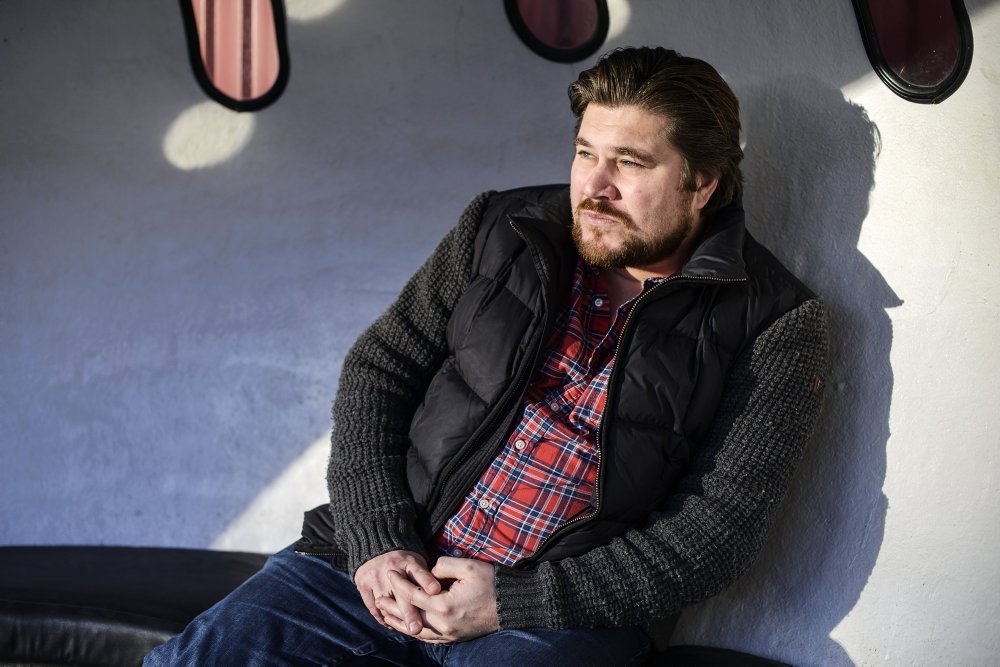 Anmelderne kvitterer med fire og fem stjerner for den nye film "Så længe jeg lever" om sangeren John Mogensen.