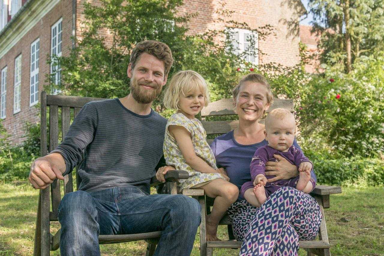 Selvom man er rundet af stenbroen, kan man godt komme til at elske roen langt ude på landet. Det har Andreas Krogh opdaget, efter han for to år siden flyttede til Svanholm Storkollektiv med sin familie