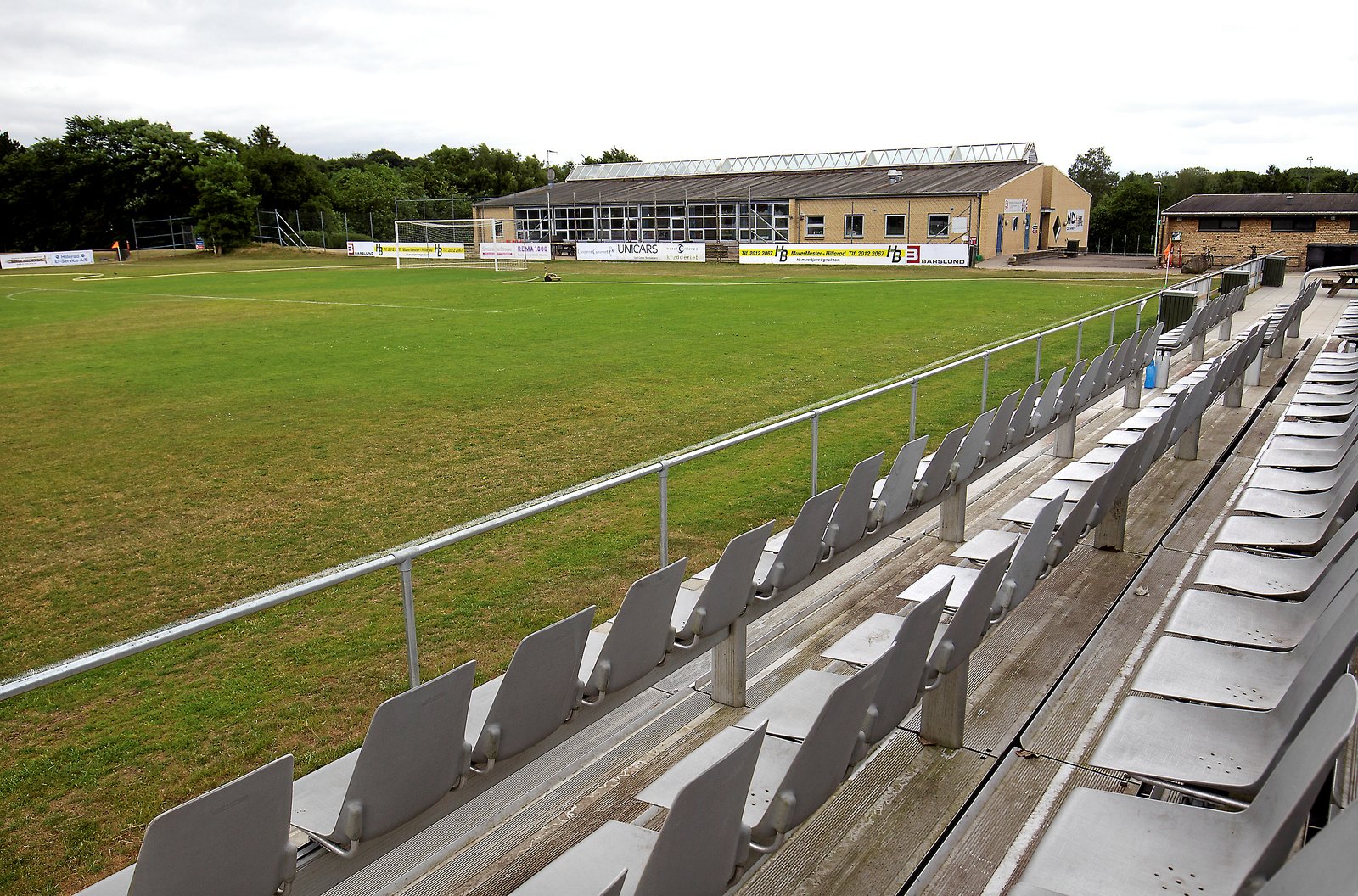 - Jeg forstår virkelig ikke, at Hillerød Kommune ikke støtter mere op om holdet og en opgradering i det hele taget af stadion.