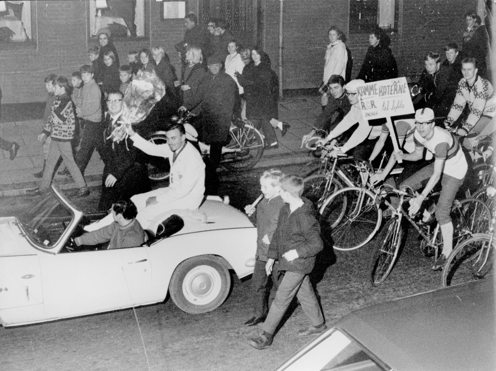 Reno B. Olsen var med til at vinde OL-guld i 1968 i Mexico City i 4000 meter holdforfølgelsesløb. Da han kom hjem, stod Roskilde på den anden ende, og Reno blev kørt i åben vogn gennem byen.. Reno B. Olsen var med til at vinde OL-guld i 1968 i Mexico City i 4000 meter holdforfølgelsesløb. Da han kom hjem, stod Roskilde på den anden ende, og Reno blev kørt i åben vogn gennem byen..