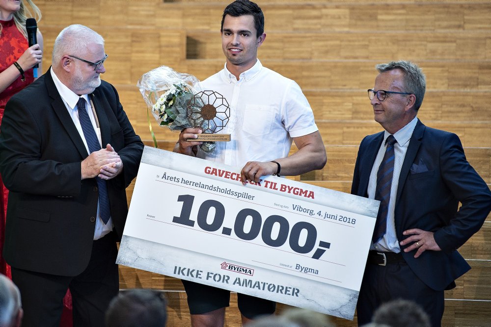 Rasmus Lauge er kåret som årets spiller og årets landsholdsspiller, dagen efter han blev tysk mester.