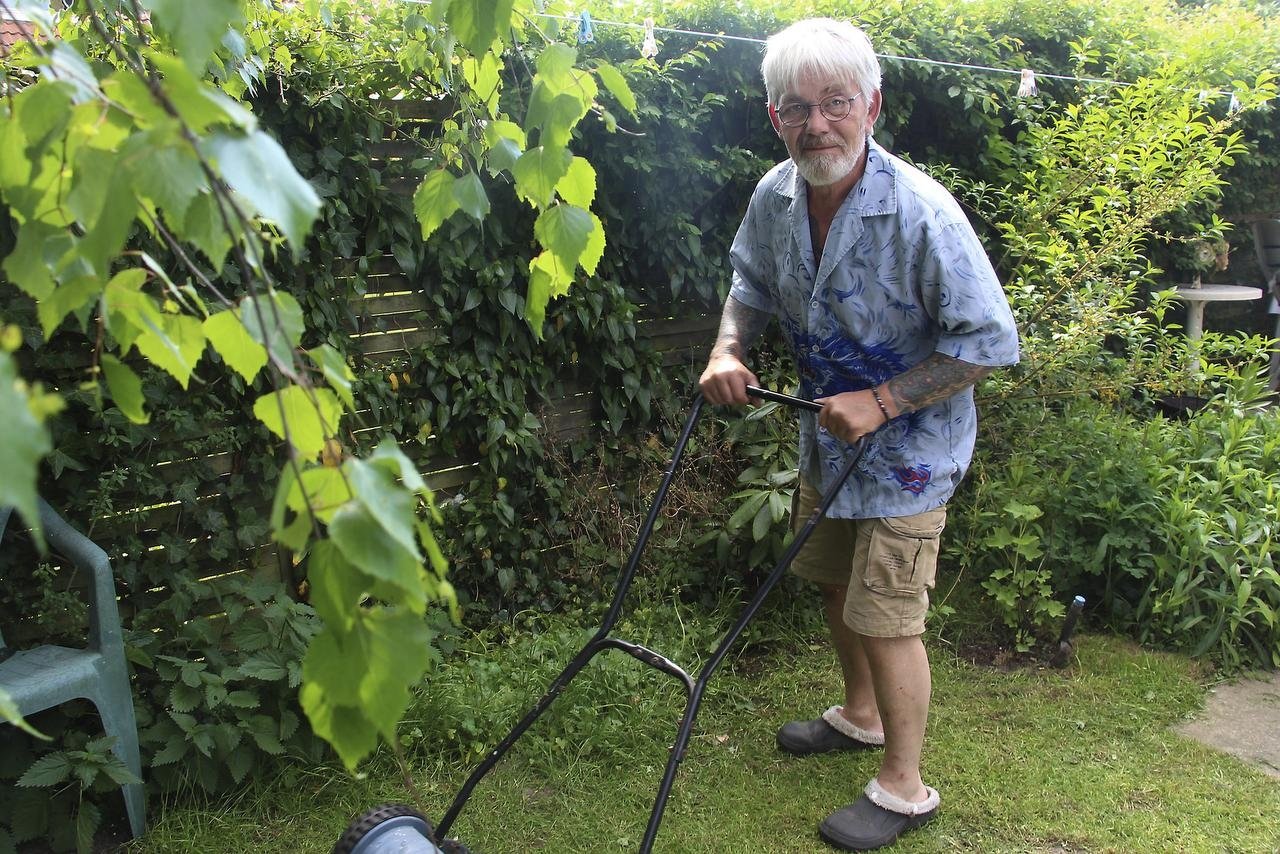 I dag hygger 61-årige Jes Holtsø sig med bluesmusik og haven i Ganløse. Lokalavisen kiggede ind til en åbenhjertig snak