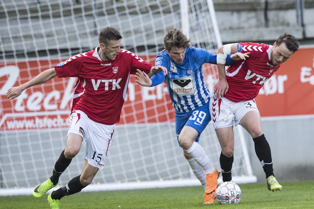 Vejle vandt 1-0 ude over Esbjerg og overtager førstepladsen efter en kamp, der sluttede med to røde kort.