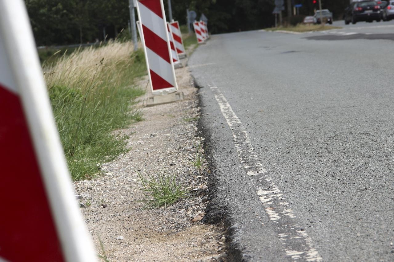 Hillerød Kommune og Hillerød Forsyning er uenige om, hvem der skal betale for de skader, der er opstået i forbindelse med gravearbejde på Roskildevej