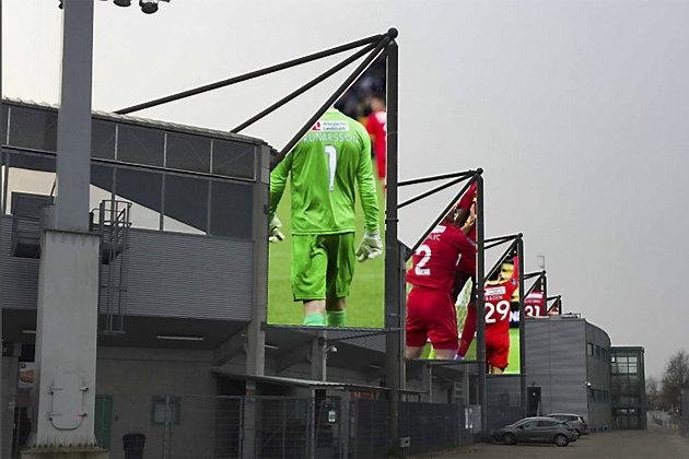 Furesø Kommune vil vurdere, om der skal gives dispensation fra lokalplanen ved Farum Park, så FC Nordsjælland kan dekorere stadion med 28 store fotos af spillerne. Naboerne er ikke begejstrede