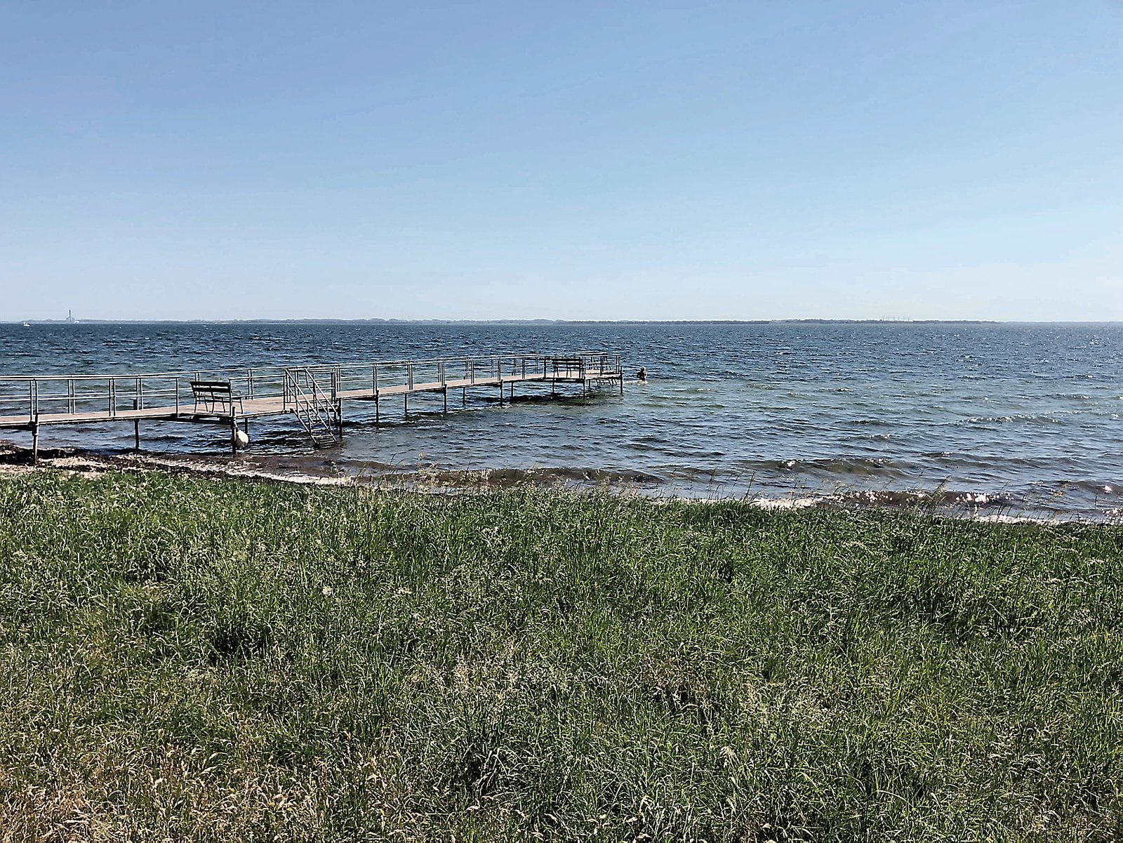 Spildevand fra en påkørt spildevandsbrønd skaber bekymring for badevandet ved hele fem strande.