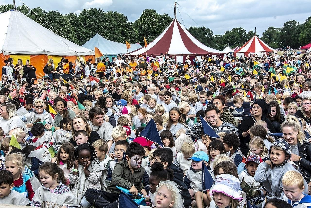 Børnefestugen blev traditionen tro indviet med en fantastisk fællesudgave af Albertslundsangen