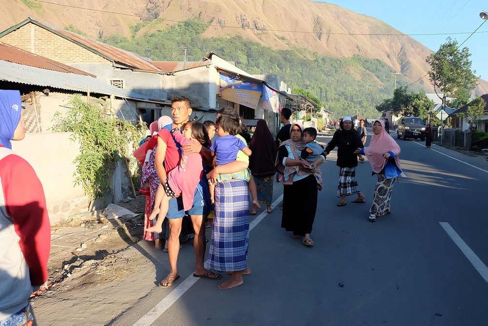 Jordskælv med en styrke på 6,4 har søndag ramt øen Lombok. Mindst 14 er omkommet og hundreder kvæstet.
