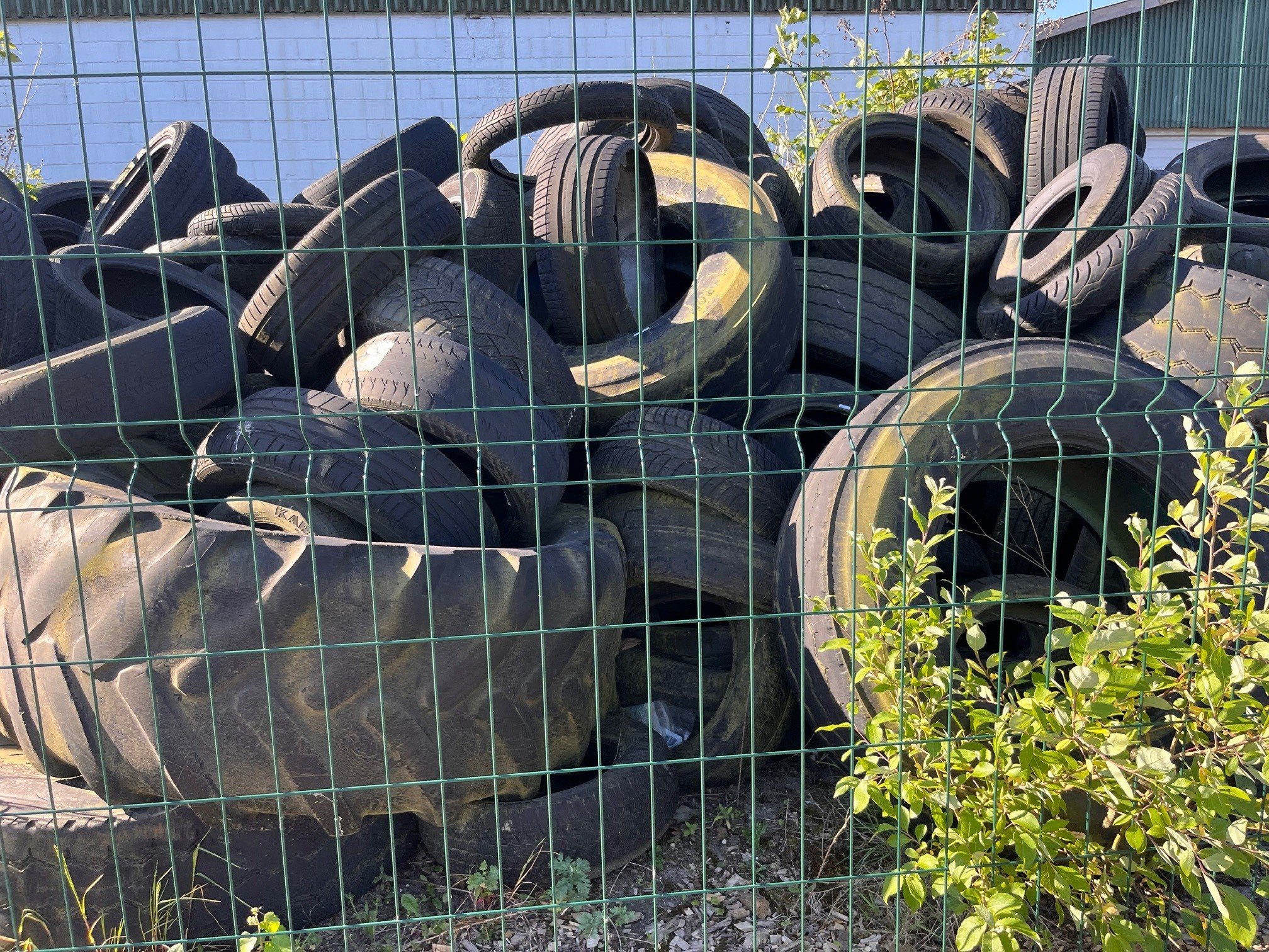 I mere end seks år har 1000 tons dæk været en torn i øjet på både borgere og politikere, som har forsøgt at jage virksomhed ud af byen.