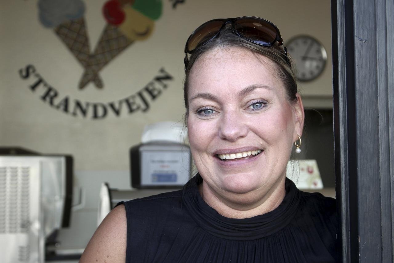 Siden 1998 har Linda Jensen dedikeret alle solmåneder til at sælge Strandvejens største isvafler