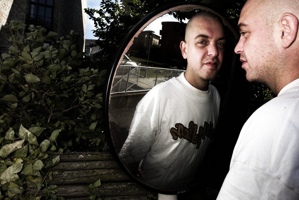 Dj og rapper Jeppe Bisgaard, søn af Hans Otto Bisgaard, er død, 47 år gammel. Det oplyser familien.