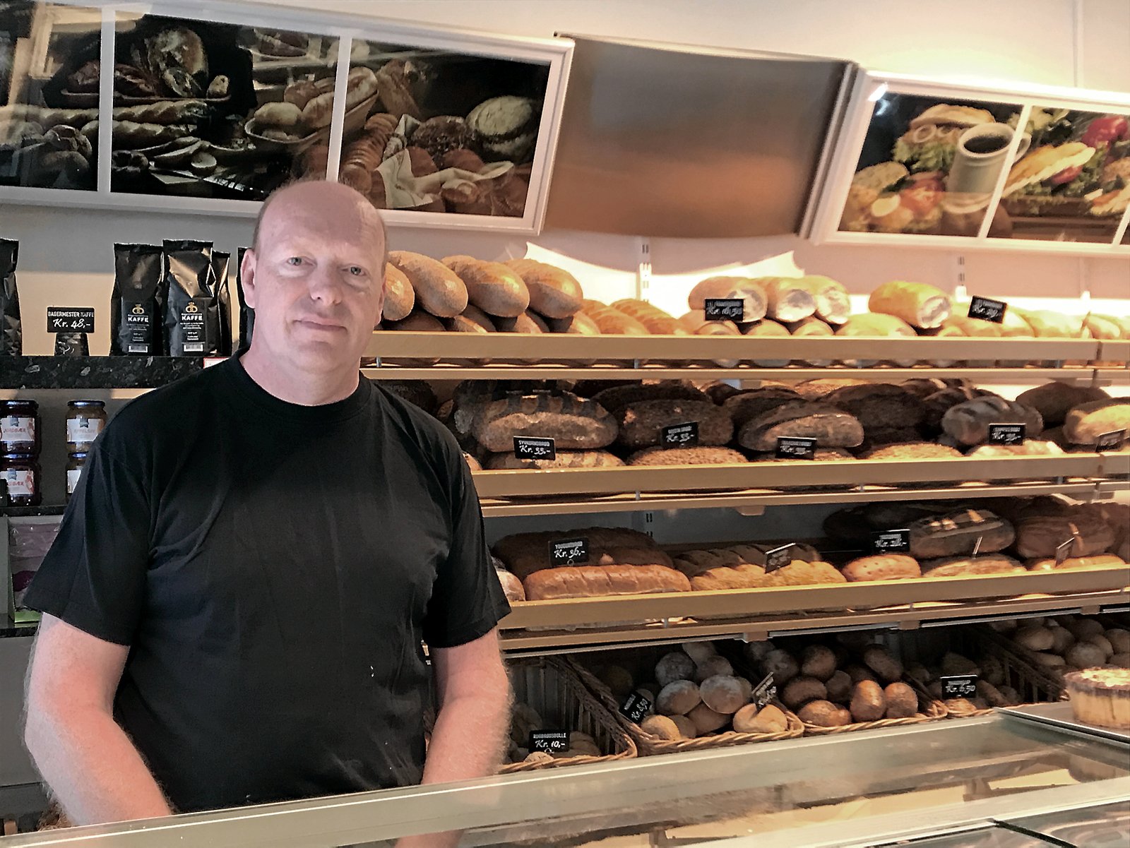 René Godborg indehaver af Munkegårdens Bageri er ærgerlig over den sure Smiley på grund af mange hvepse i butikken.