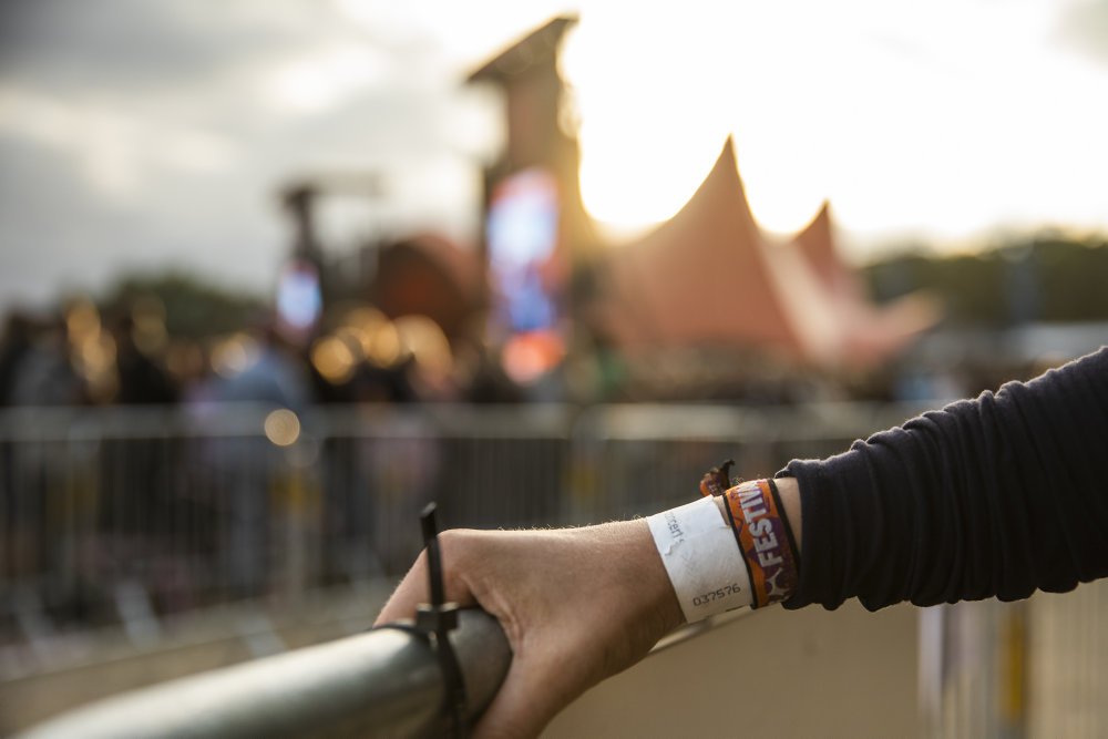 25-årig mand har erkendt, at han på Roskilde Festival udgav sig for at være politi og tog armbånd fra gæster.