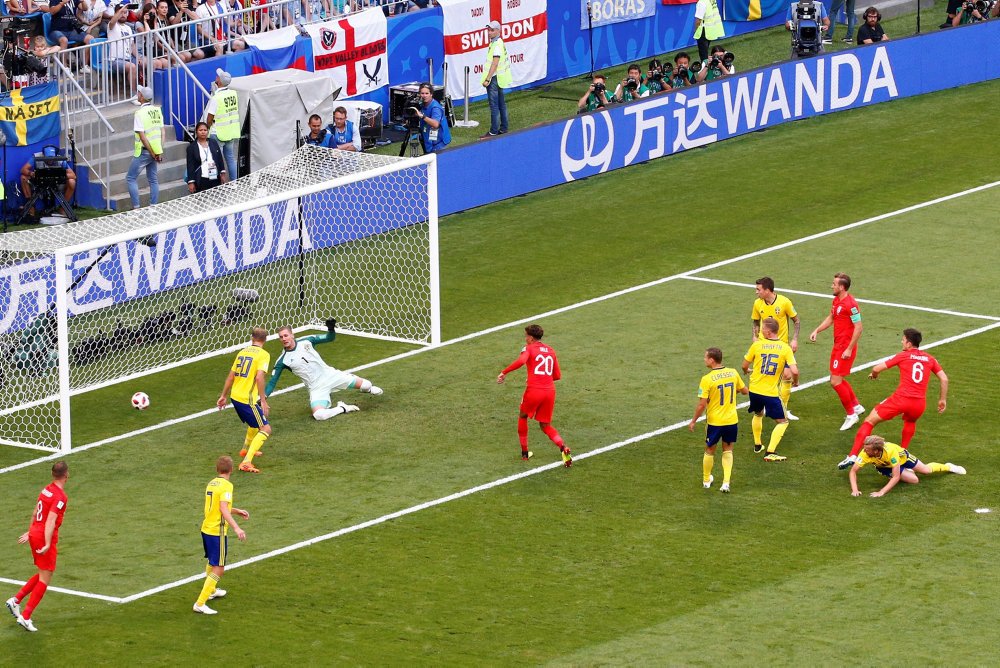 Harry Maguire og Dele Alli scorede målene, da England uden at stråle slog Sverige 2-0 i VM-kvartfinalen.