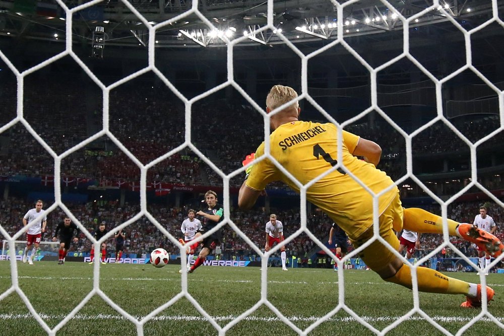 Kasper Schmeichel var helt, Christian Eriksen var skurk, lyder det fra avisernes sportskommentatorer.