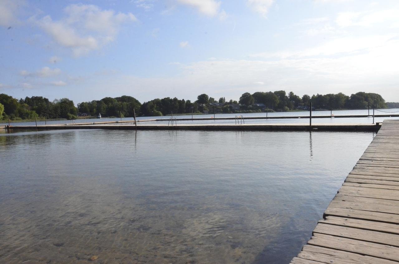 Ved Kinabugten på Virumsiden af Furesøen er der nu så mange alger, at det frarådes at bade der, men ved Furesøbad er vandet stadig fuldstændig klart og algefrit