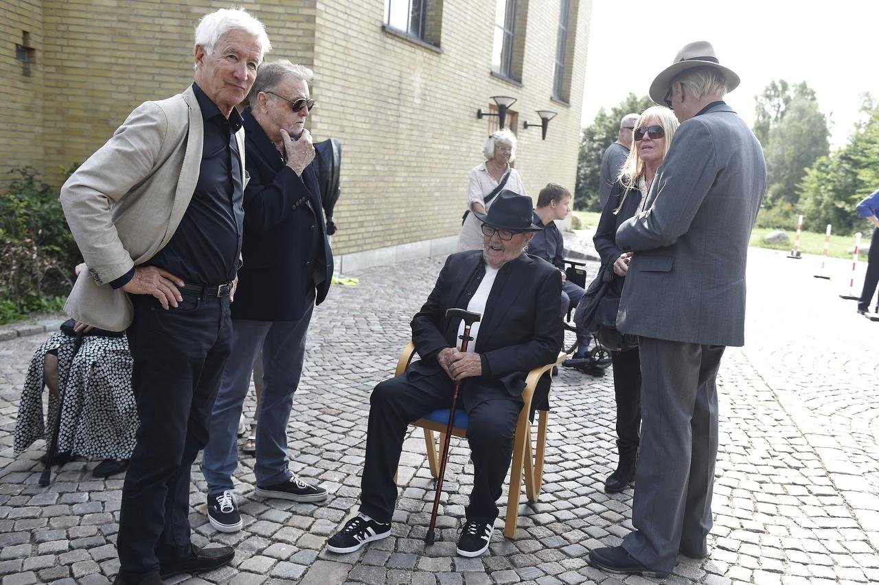 Sol, varme, nærvær og kærlighed var gennemgående temaer for sange og taler ved Benny Andersens bisættelse i Sorgenfri Kirke