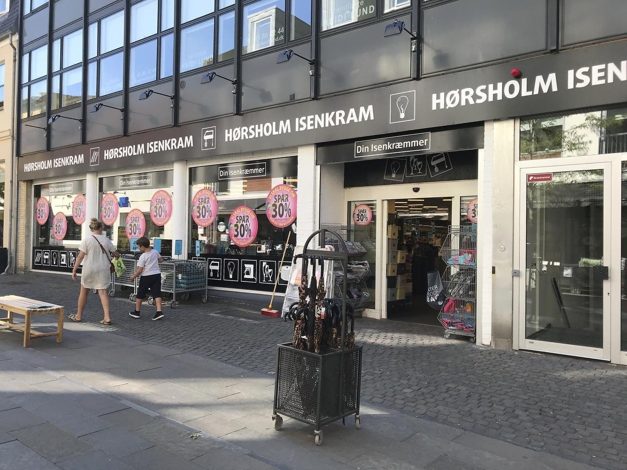 Hjælp os med tømme butikken, lyder det fra den lokale isenkræmmer i gågaden