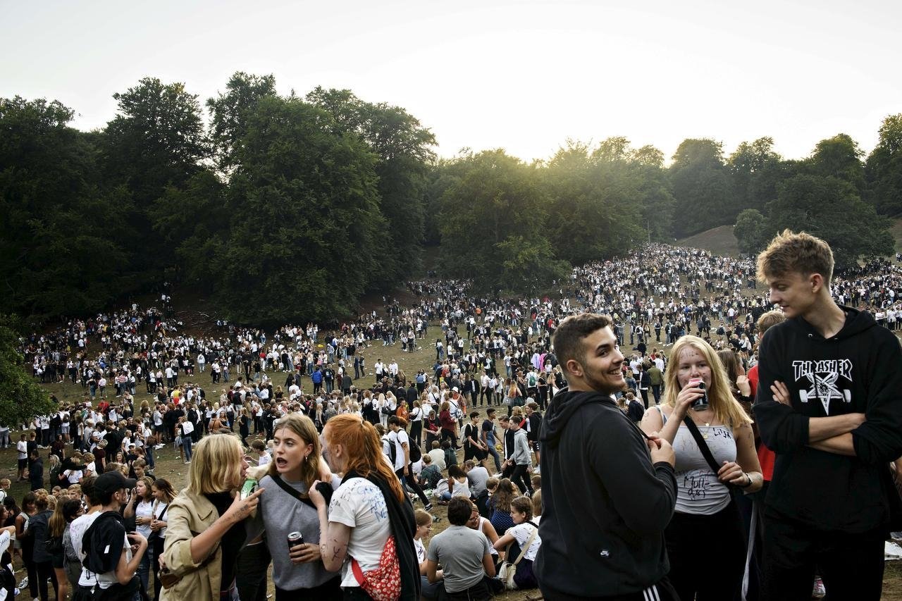 7.-8.000 unge festede fredag aften i Dyrehaven, og det skete nærmest uden ballade