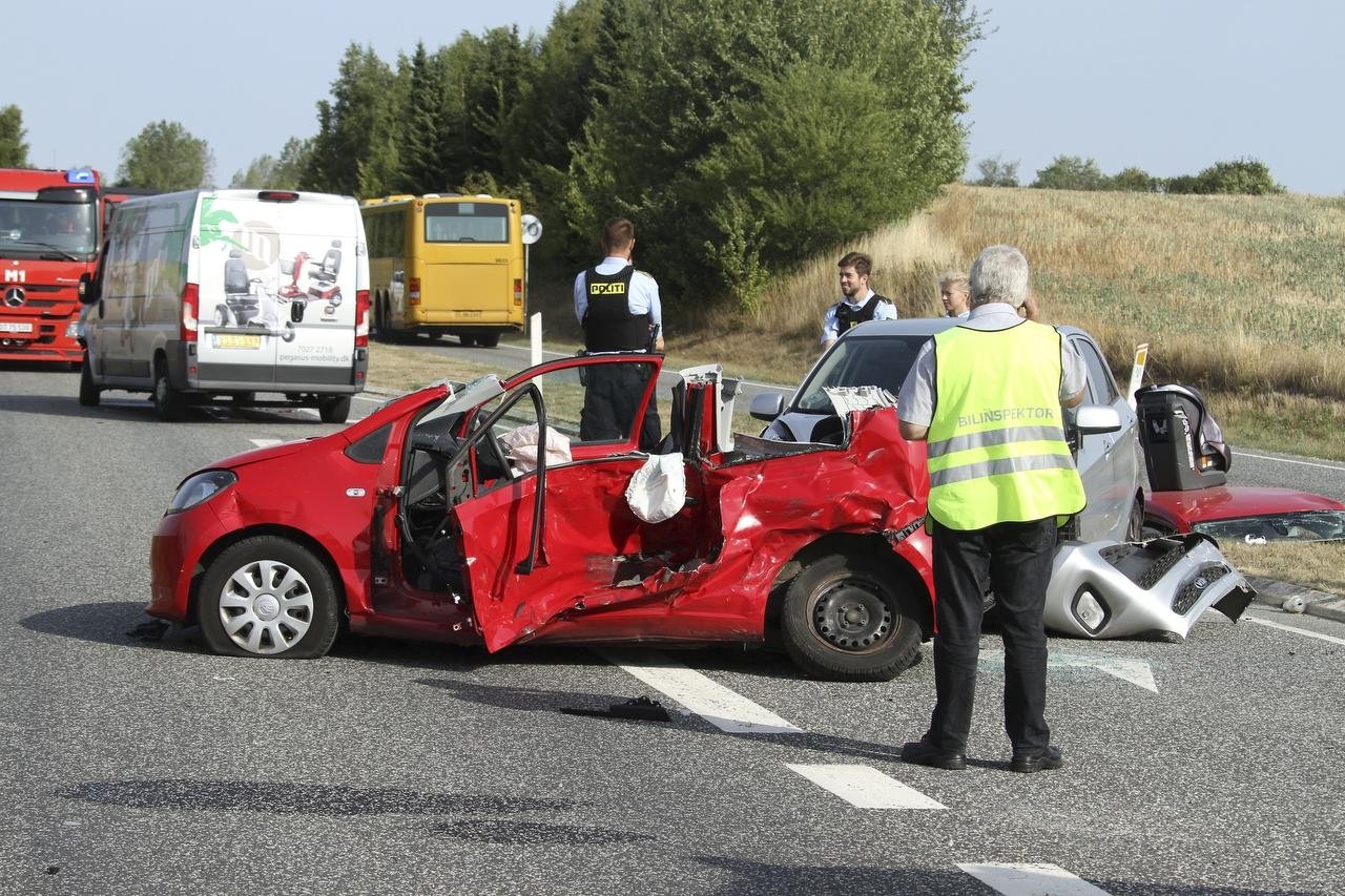 En personbil kørte ud for ubetinget vigepligt, og blev derved ramt i siden af varebil i høj fart