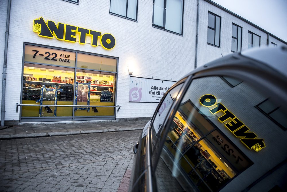 I en måned har Netto haft skjult sine cigaretter, så kunder har skullet bede om dem. Det har sendt salget ned.