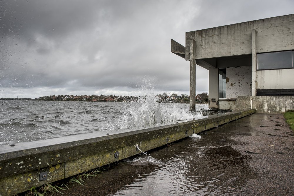 Det kan godt betale sig at restaurere Vikingeskibshallen i Roskilde, mener professor Mogens A. Morgen.