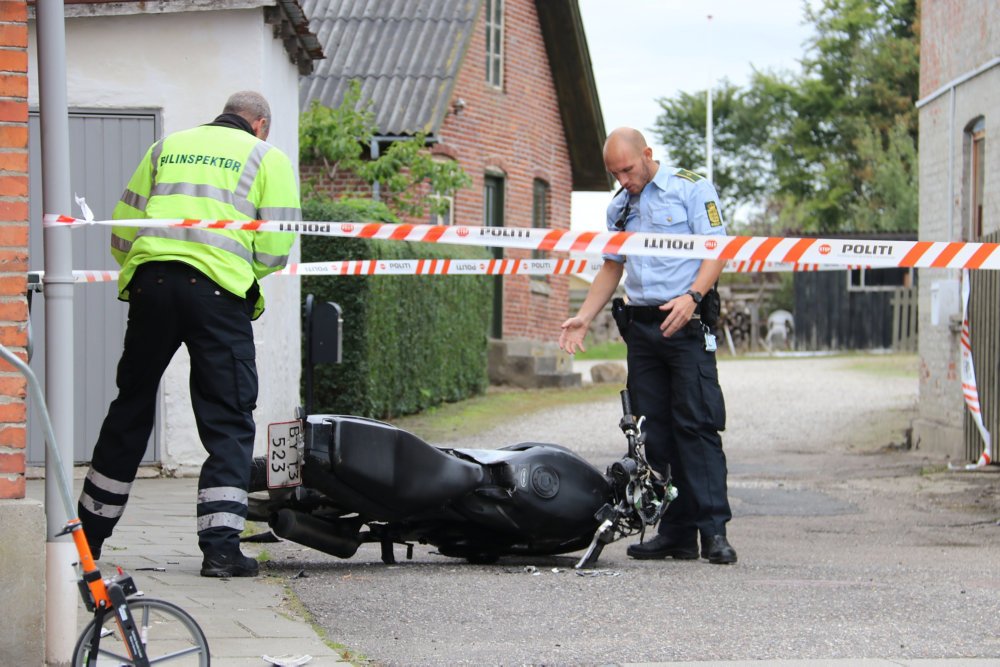 Med høj fart ramte 45-årig motorcyklist et hus ved Ørsted, oplyser politiet.