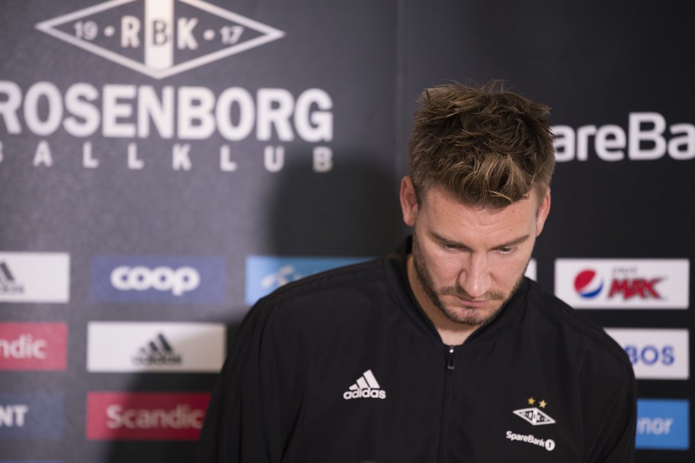 Nicklas Bendtner skal ikke spille på landsholdet, hvis han får en voldsdom, mener flertal i en meningsmåling.