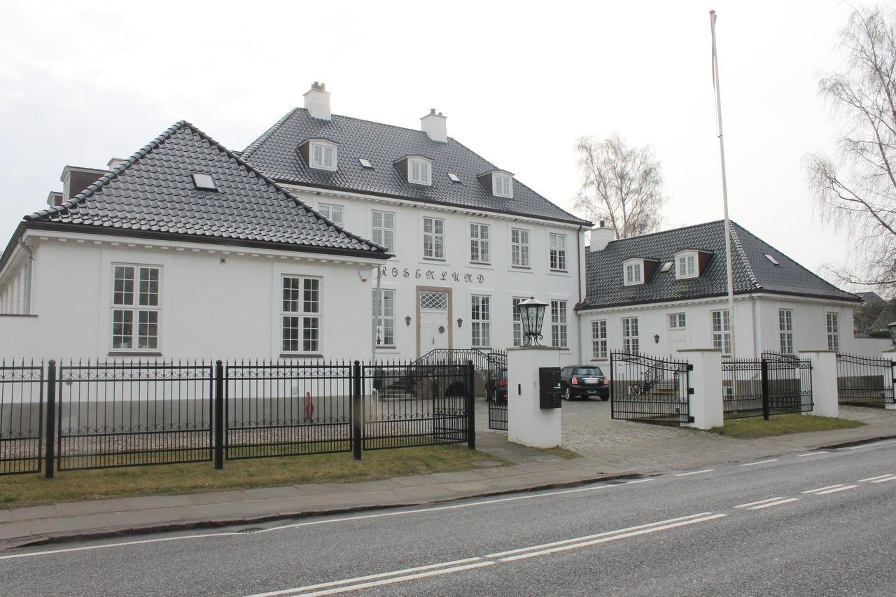 I 2014 ramte palævillaen på Strandvejen i Vedbæk en pris på 120 mio. kr. Nu er boligen til salg igen