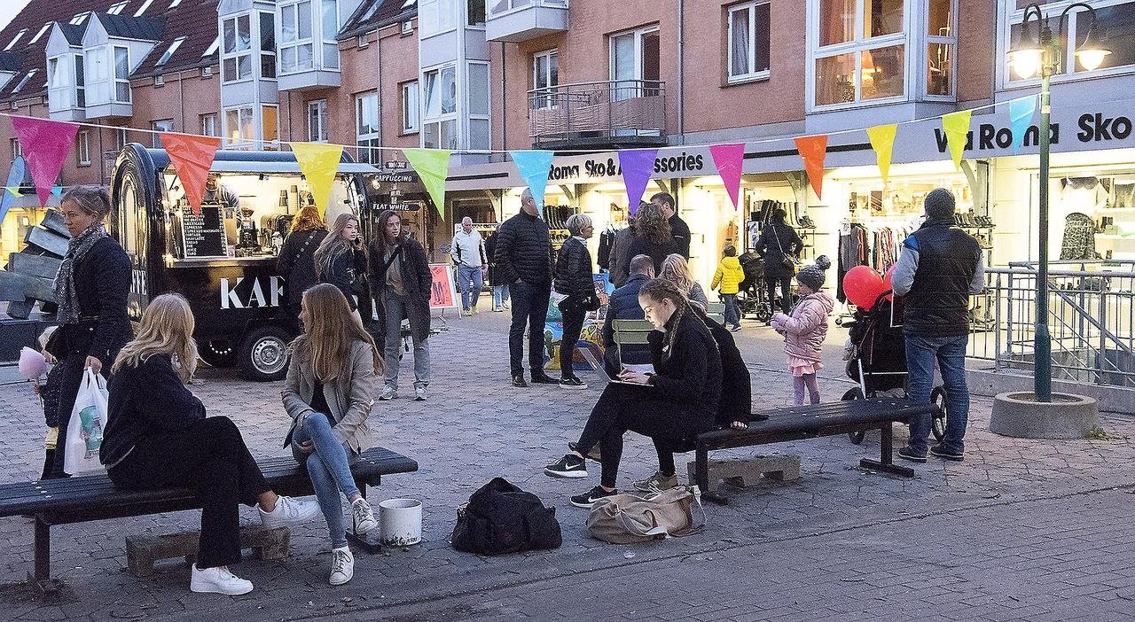 Fredag aften havde bymidten i Lillerød inviteret til aftenåbent - og helt som vanligt betød det masser af mennesker og god stemning