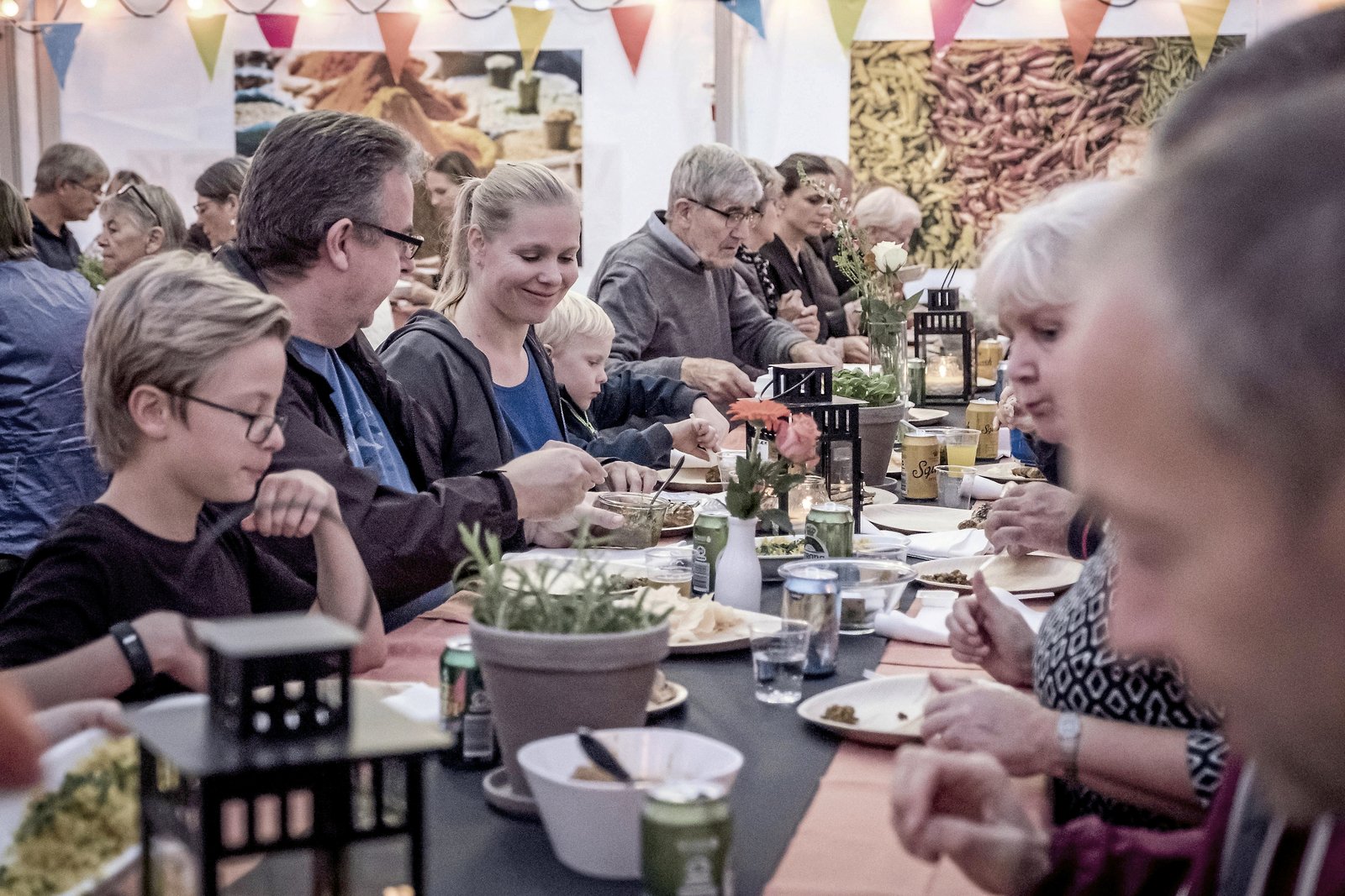 Der inviteres til gratis langbordsmiddag i Humlebæk den 18. maj. Billedet her er taget ved et andet fællesspisnings-arrangement.