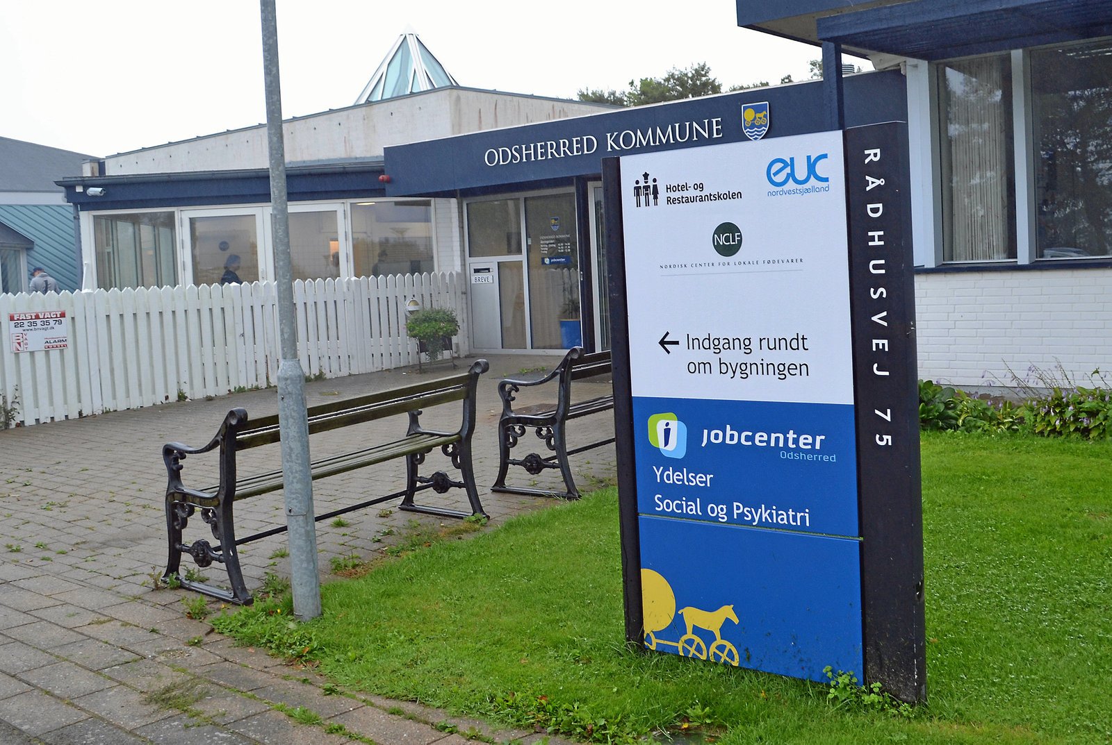 Det tidligere rådhus i Fårevejle har haft mange beboere siden, kommunen rykkede til Højby. Nogle peger på, at hjemmesygeplejen kan bo der i fremtiden, men er det nu også den bedste løsning?