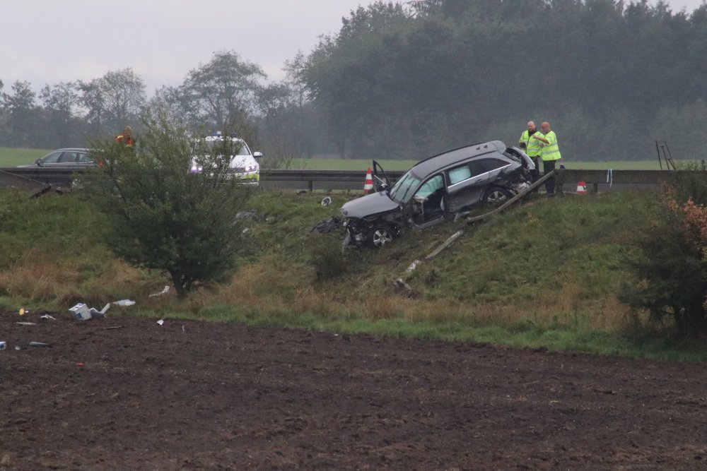 En 35-årig politiassistent mistede livet fredag eftermiddag på motorvejen ved Randers.